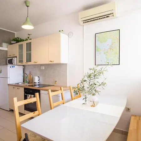 Spacious By The Sea 8+4 Apartment