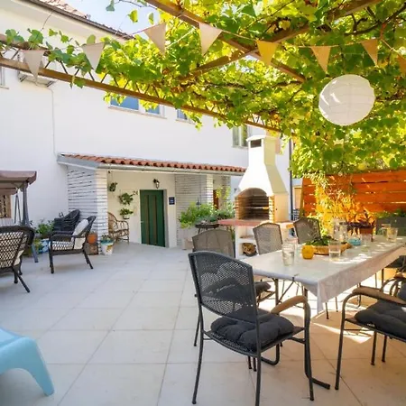 Apartman Spacious By The Sea 8+4 *