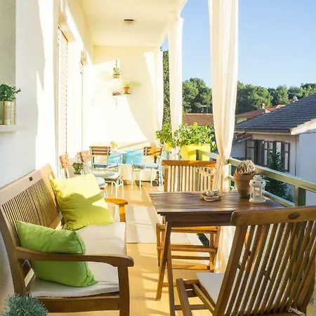 Spacious By The Sea 8+4 Apartman