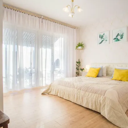 Spacious By The Sea 8+4 Apartment