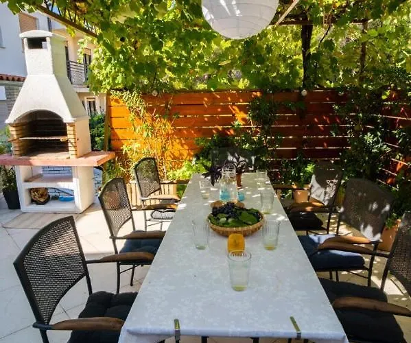 Spacious By The Sea 8+4 Apartment Pula