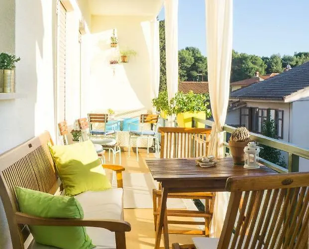 Spacious By The Sea 8+4 Apartment